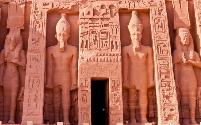 埃及阿布辛貝小神殿-shutterstock_109806212-Abu-Simbel-temple-M