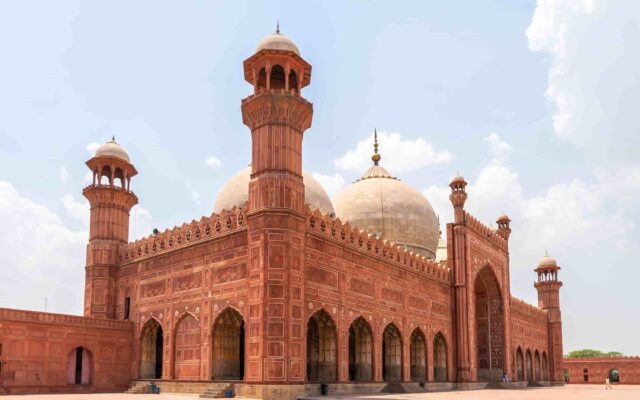 Lahore,Badshahi,Mosque,Picturesque,Breathtaking,View,With,Visitors,On,A