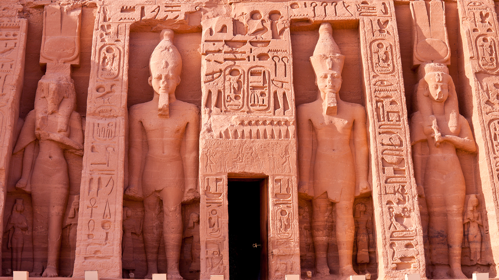 埃及阿布辛貝小神殿-shutterstock_109806212-Abu-Simbel-temple-M