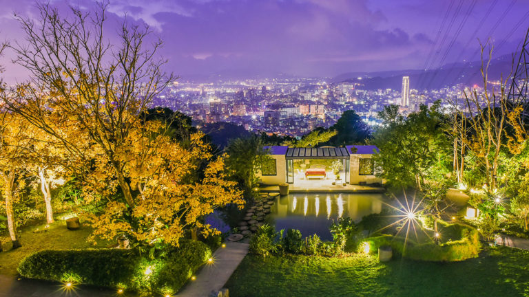 陽明山賞楓夜景shutterstock_1013184667-L-768x432