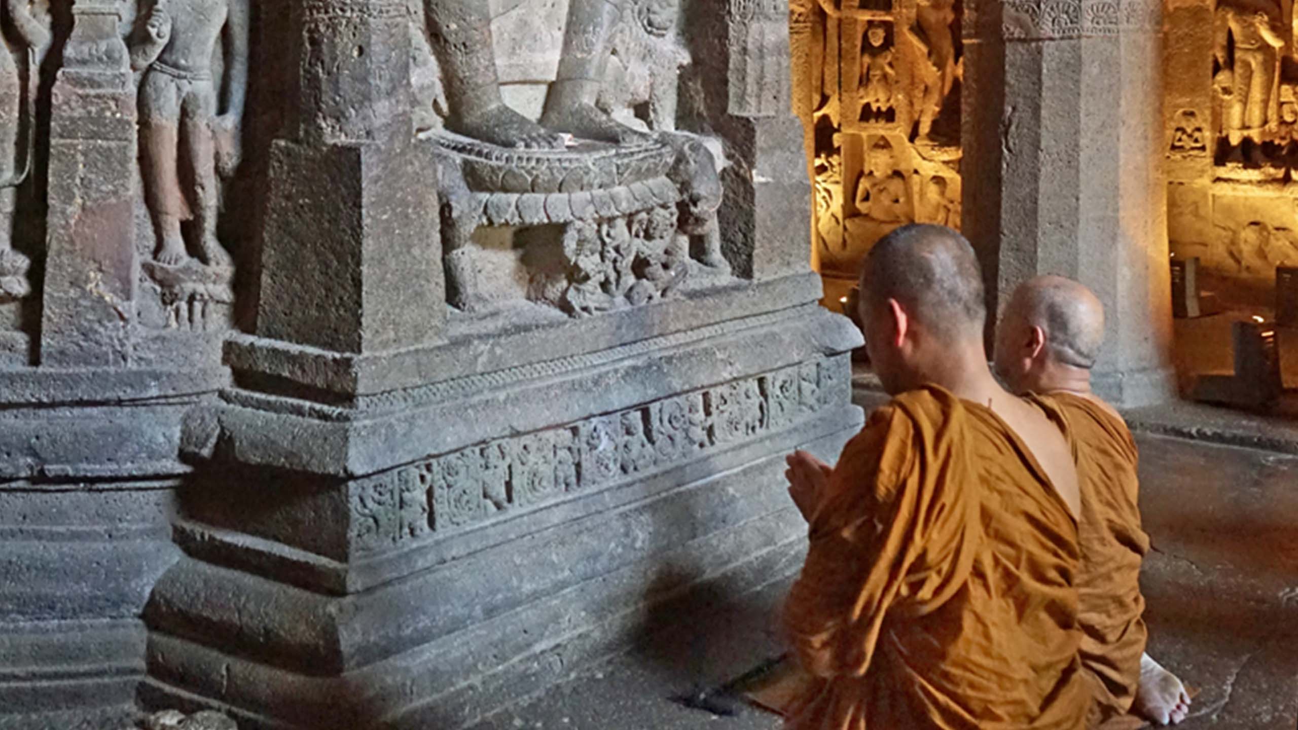 百夫長旅遊_亞洲_南印度_Ajanta_Cave_26_Dagoba_with_praying_monks